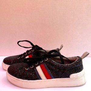 Tommy Hilfiger patriotic sneakers small woman/ youth size 4